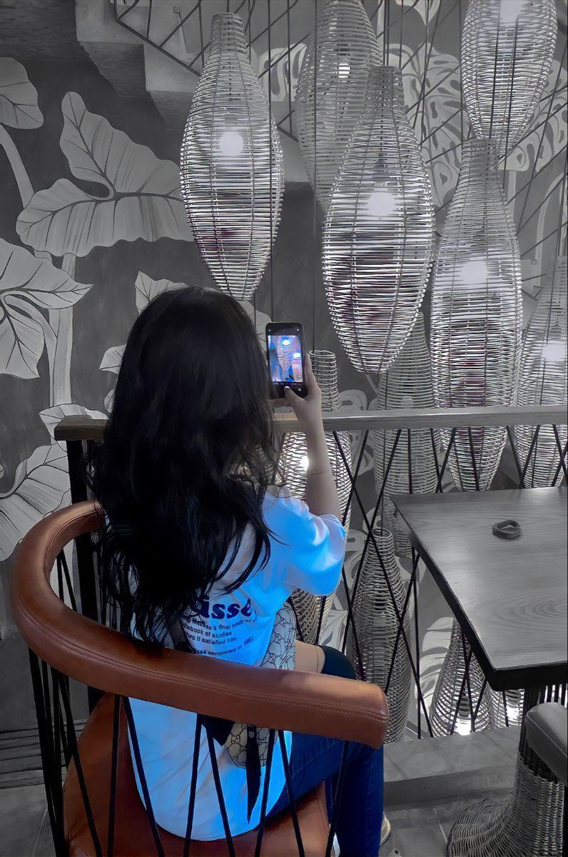 Gái Xinh Mặc Váy Ngủ Và Đi Bar Trong Hình Ảnh Gái