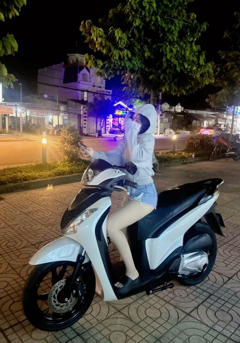 Ảnh gái xinh chat với ngực to và chân bún đen