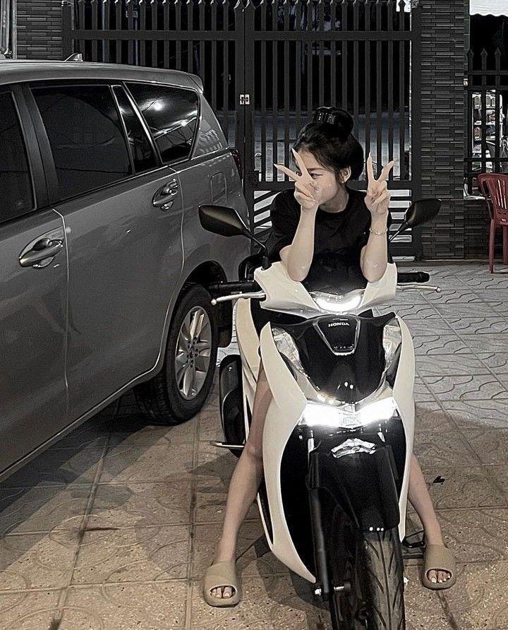 Ảnh gái xinh chất với ngực to và chân bùn đẹp