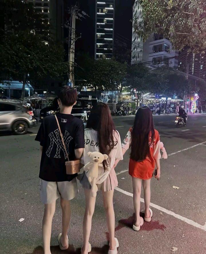 Ảnh gái xinh đẹp với ngực to và chân dài