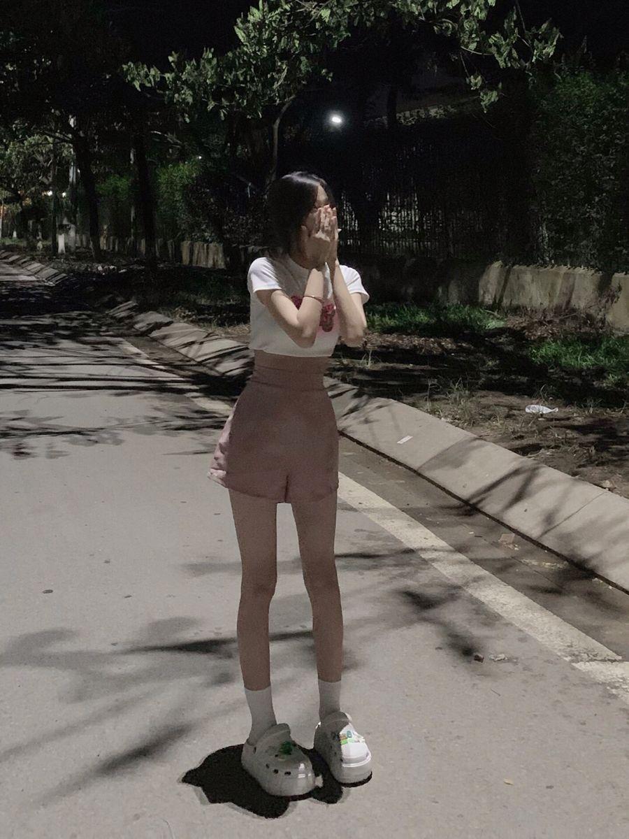 Ảnh gái xinh ngực to, chân đùi đầy đặn