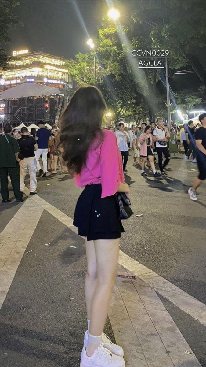 Ảnh chân gái đẹp trong chân váy hở hang