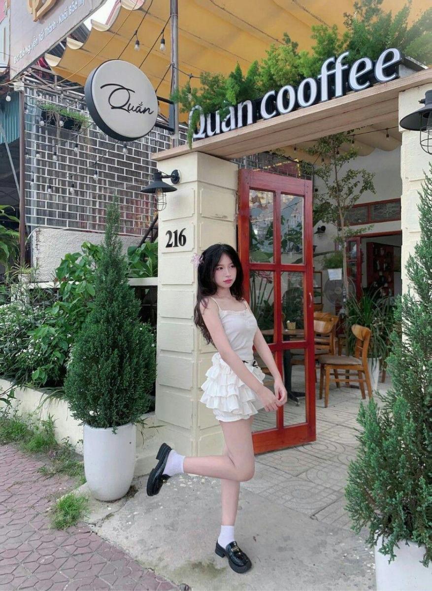 Gái xinh chat trong bộ ảnh ngầu với hoa và cây