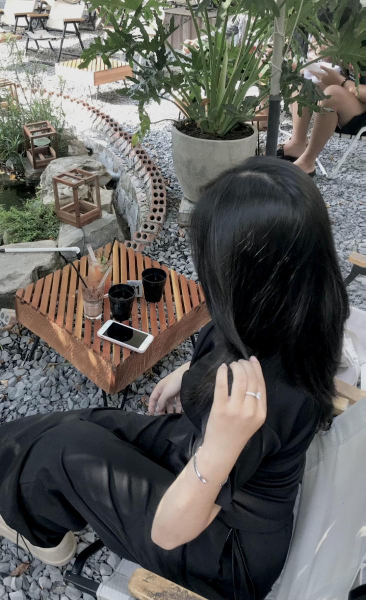 Ảnh gái xinh nội y cầm hoa đẹp