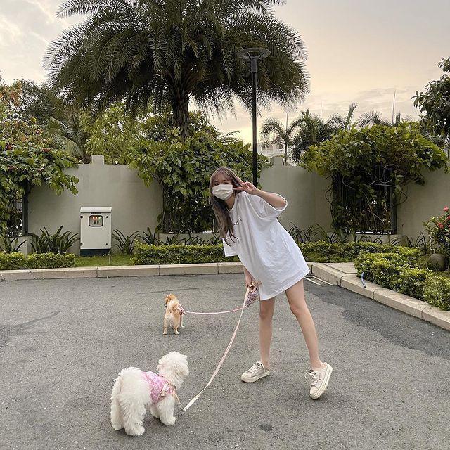 Ảnh gái xinh cho con bú với động vật ăn thịt