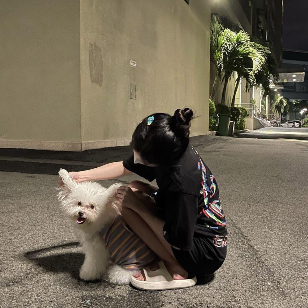 Gái xinh khóc bên chú chó đáng yêu