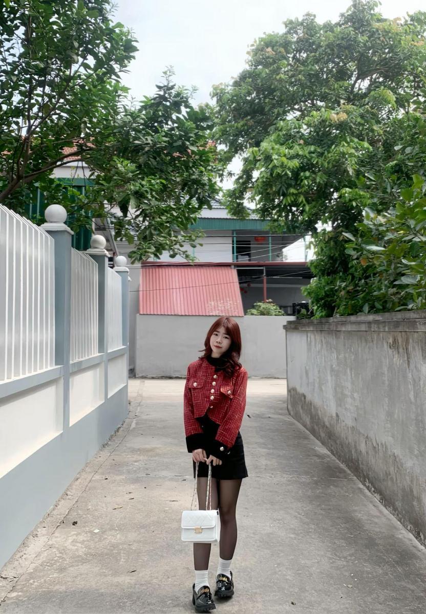 Gái xinh áo dài trắng live bên hồ sen