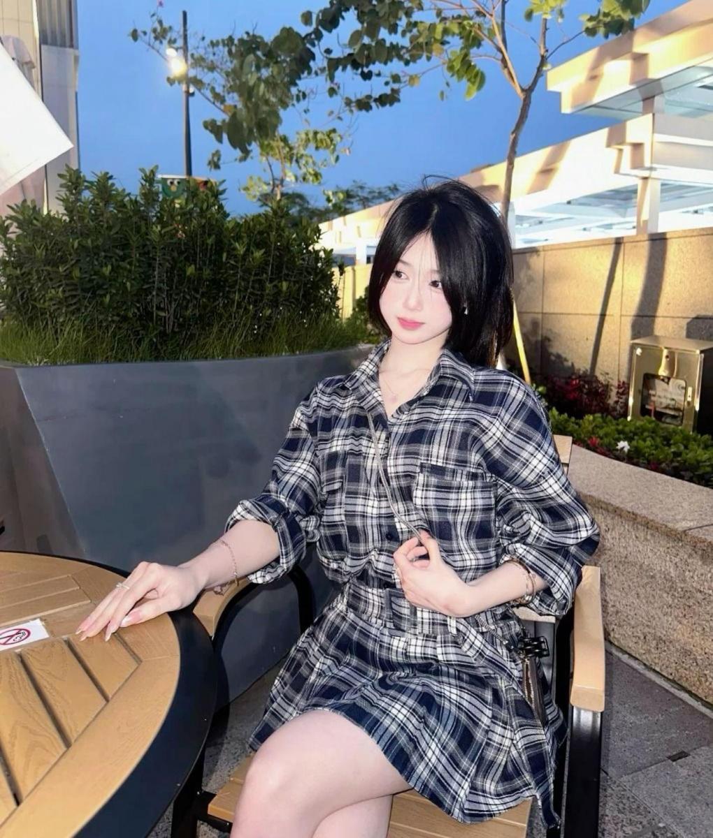 Ảnh những cô gái xinh đẹp với áo thơi trang tóc đen