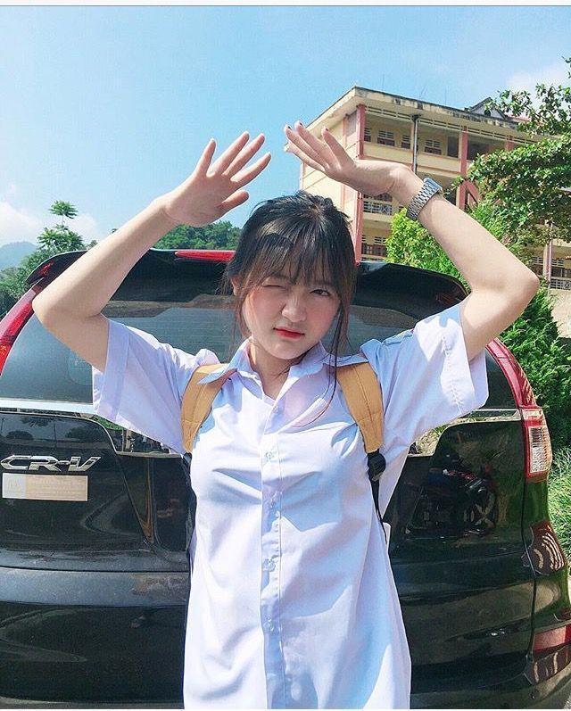 Gái xinh tóc dài đeo kính trong áo dài trắng