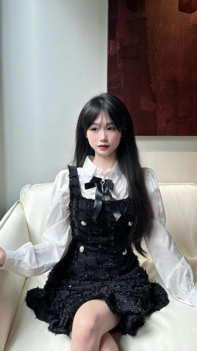 Gái xinh K9 trong bộ áo đẹp, tóc đen quyến rũ