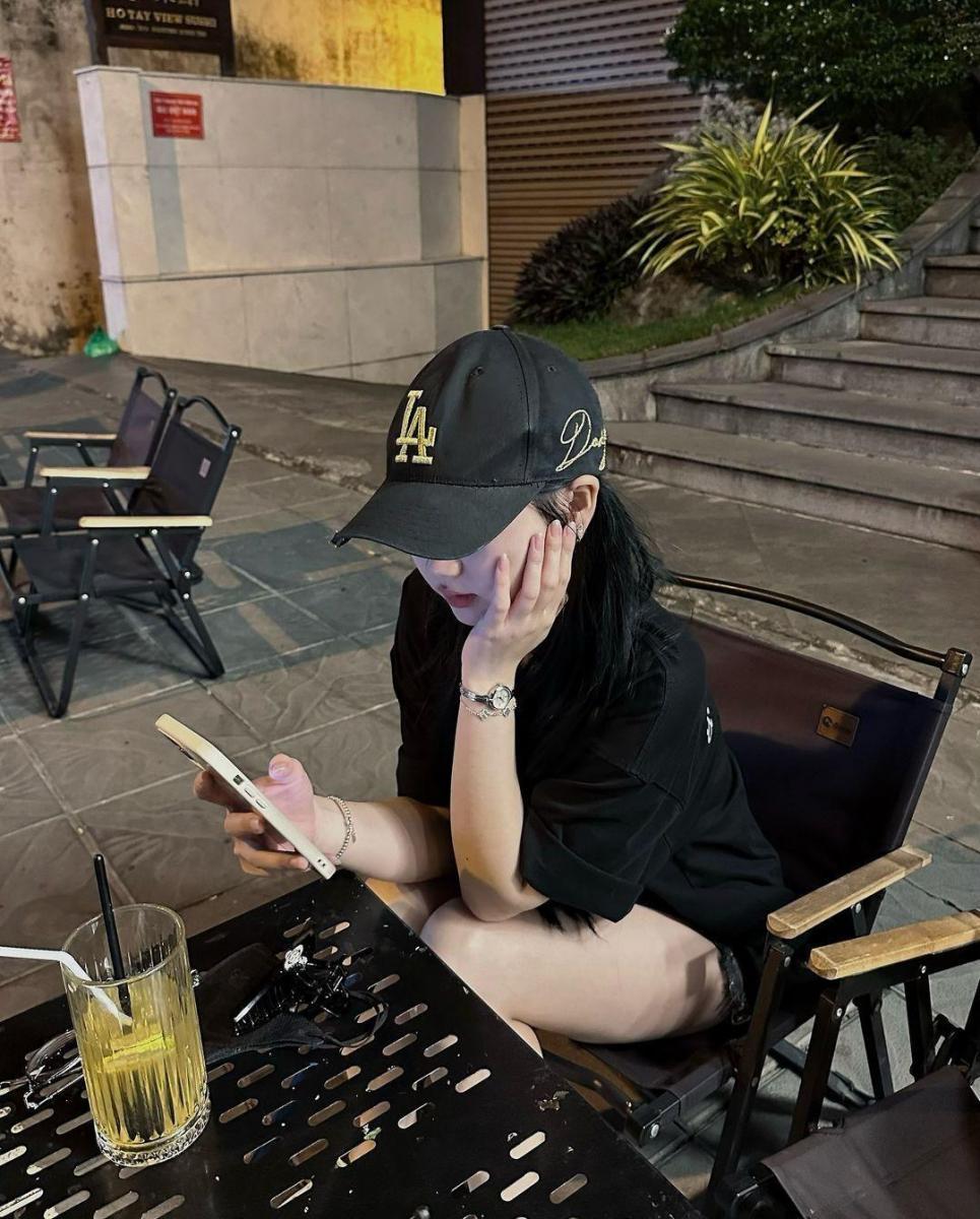 Gái Xinh Hở Mu Trong Đêm Mưa Lũ Trái, Cô Gái Xinh