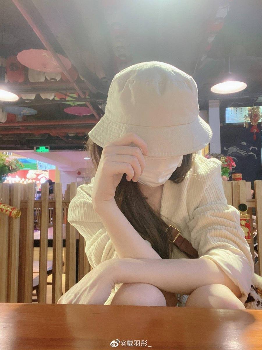 Ảnh cô gái xinh đẹp với ngực to và thời trang nổi bật