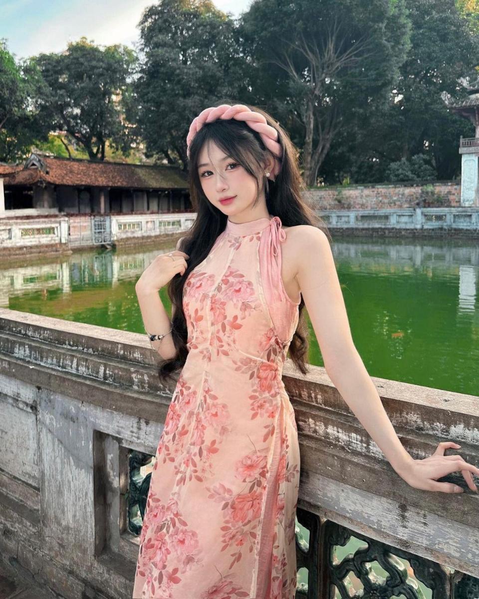 Hình ảnh cô gái xinh đẹp với ngực to sắc đẹp đậm