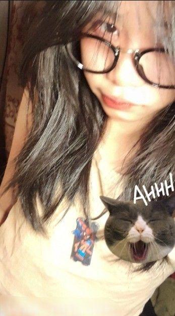 Hình ảnh con gái xinh đẹp với ngực to và mèo đen