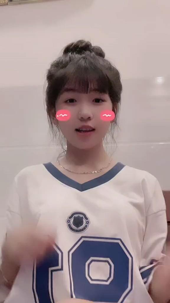 Hình ảnh gái xinh trong áo thun năng động