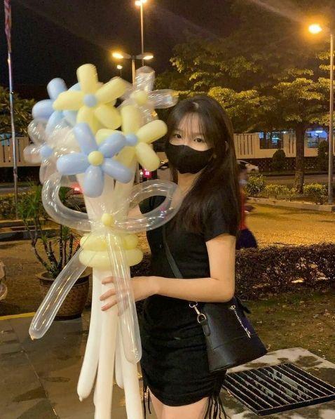 Gái Xinh Nóng Bỏng Đứng Giữa Tiệc Bóng Bay
