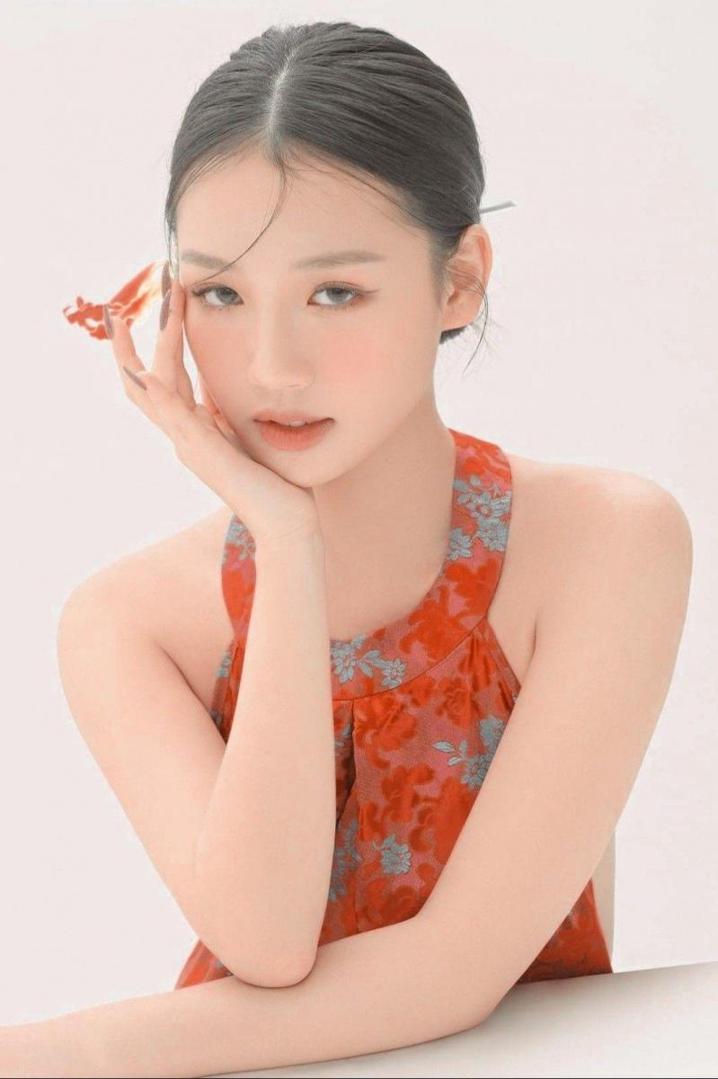 Hình ảnh cô gái xinh đẹp với ngực to và dáng vẻ quyến rũ
