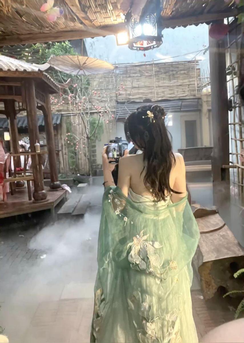 Cô gái xinh đẹp trong áo choàng quyến rũ