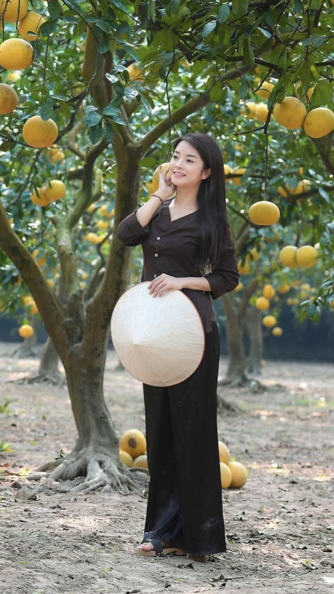 Gái xinh trong bar với hình ngực gái xinh