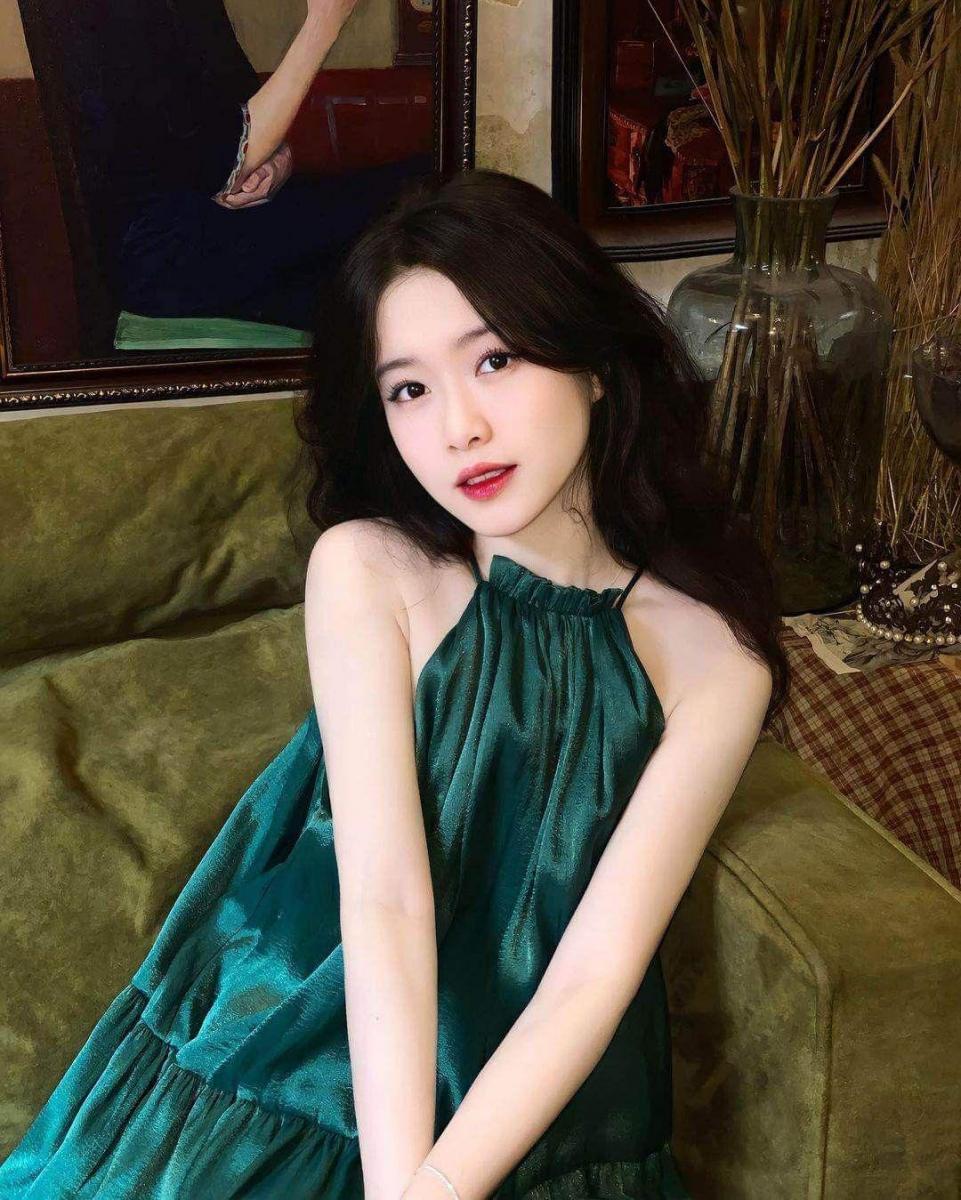 Gái xinh mặc váy trắng đeo khẩu trang đẹp