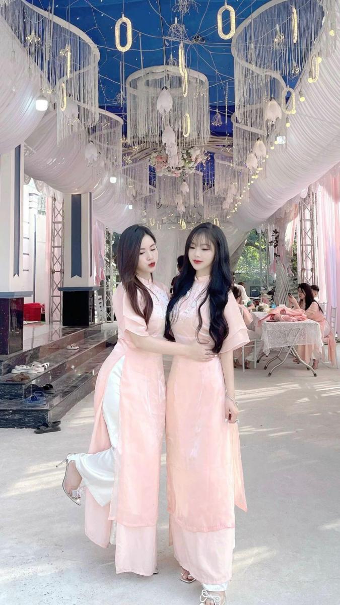 Gái xinh tắm trong bộ đồ hồng quyến rũ