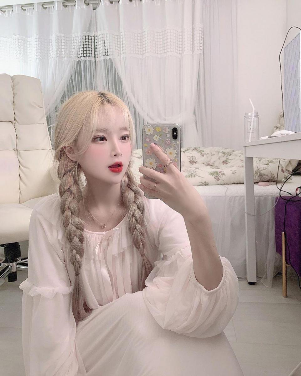 Gái xinh đầm sen khoe sắc trong ảnh đẹp