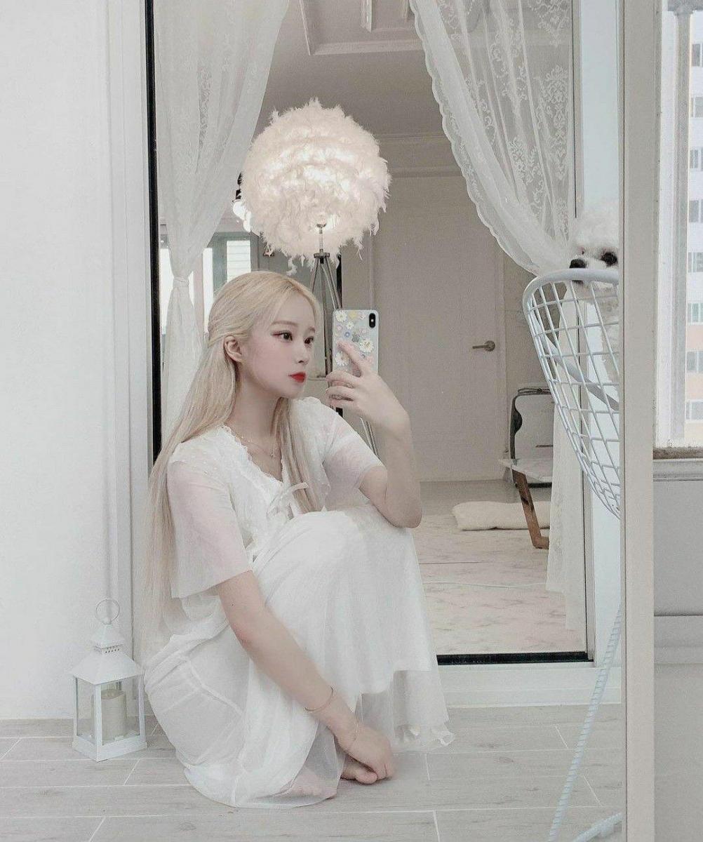 Gái xinh hở hang với ngực to, đậm hồng tóc vàng