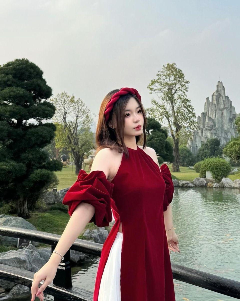 Ảnh gái xinh ngực to đậm màu đỏ sắc đẹp