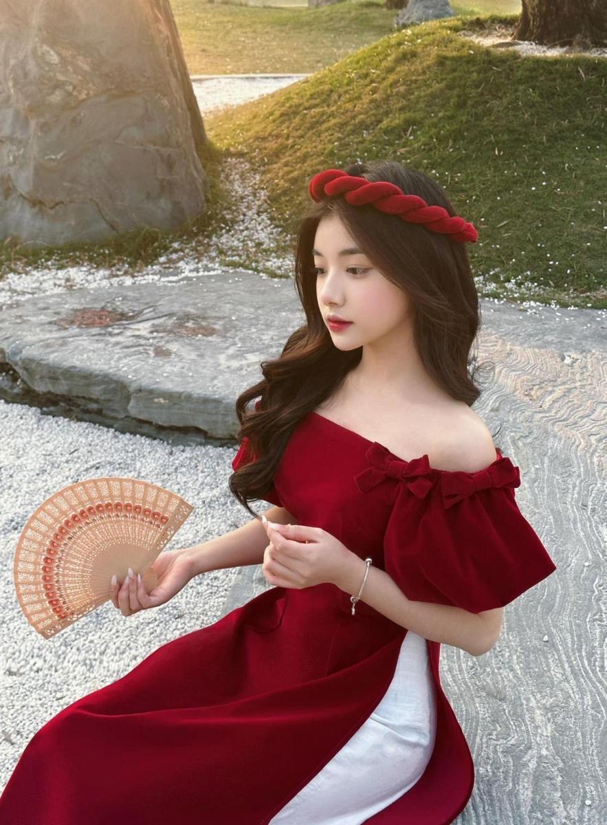 Gái xinh tắm trương trong bikini đỏ quyến rũ