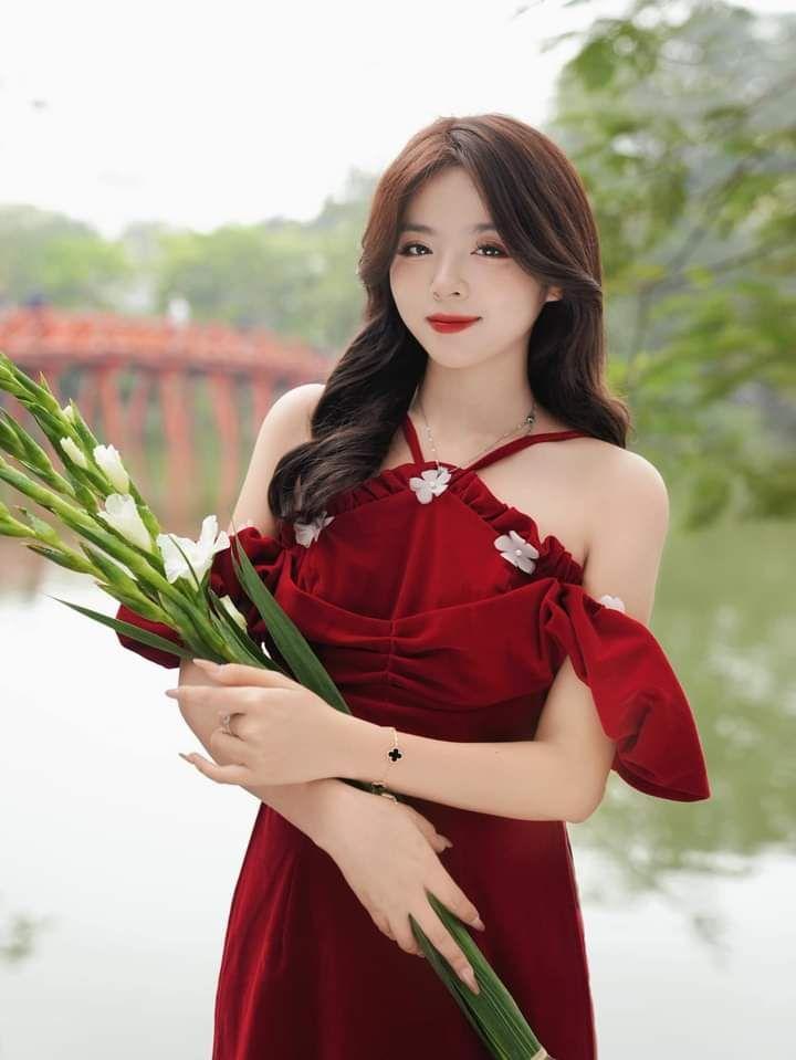 Ảnh Gái Xinh Ngực To Đầm Màu Đỏ