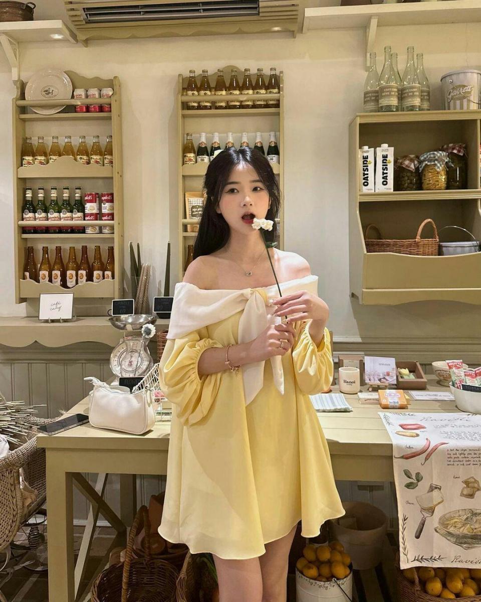 Gái xinh mặc áo trong suốt bên cây xanh