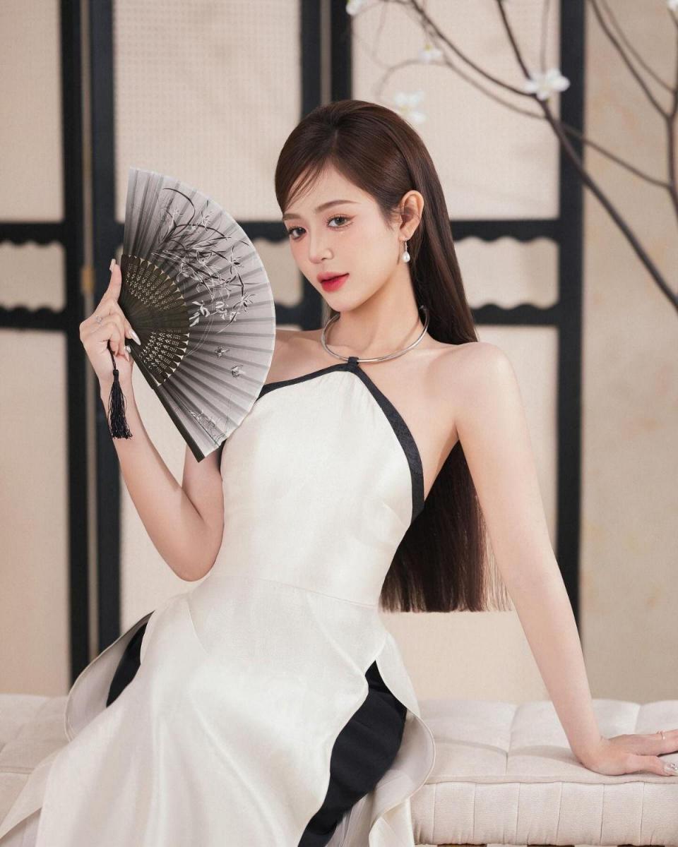 Cô gái xinh đẹp với ngực to quyến rũ