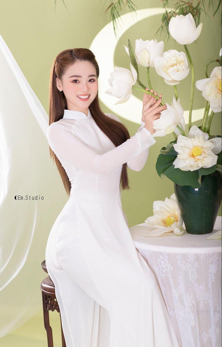 Gái xinh 2k2 trong trang phục trắng nổi bật