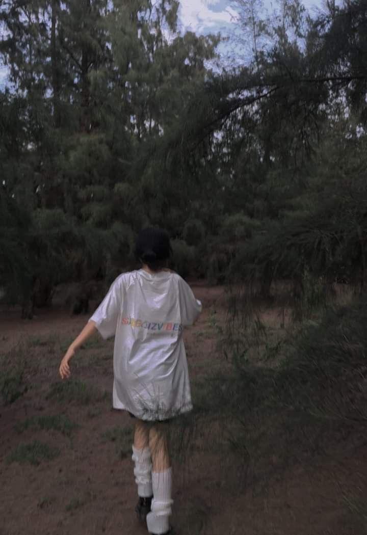 Ảnh mạng gái xinh cute với ngực to đi bộ