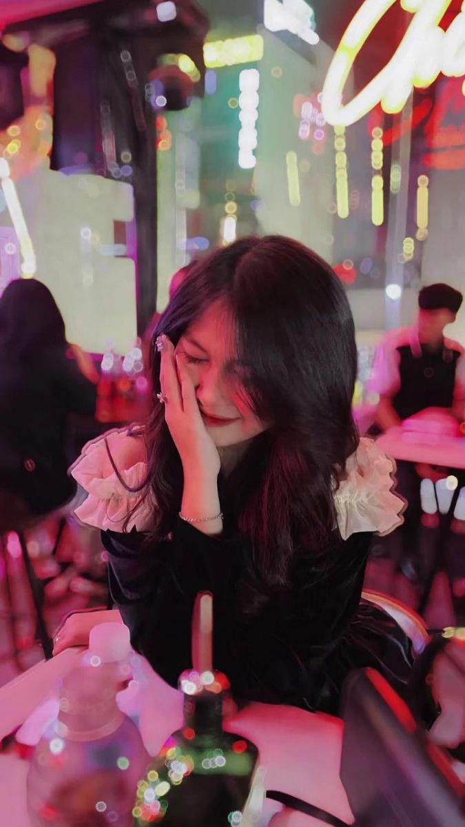 Em gái đẹp trong đêm neon rực rỡ