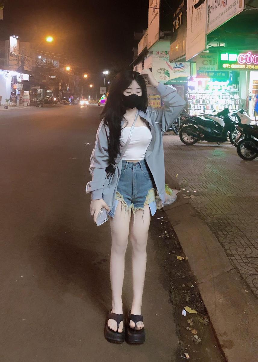 Em Gái Xinh Ngực To Đêm Quần Jean