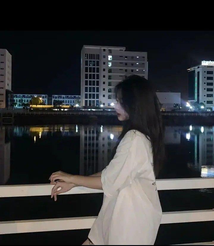Gái Xinh Đẹp Với Ngực To Tại Thành Phố