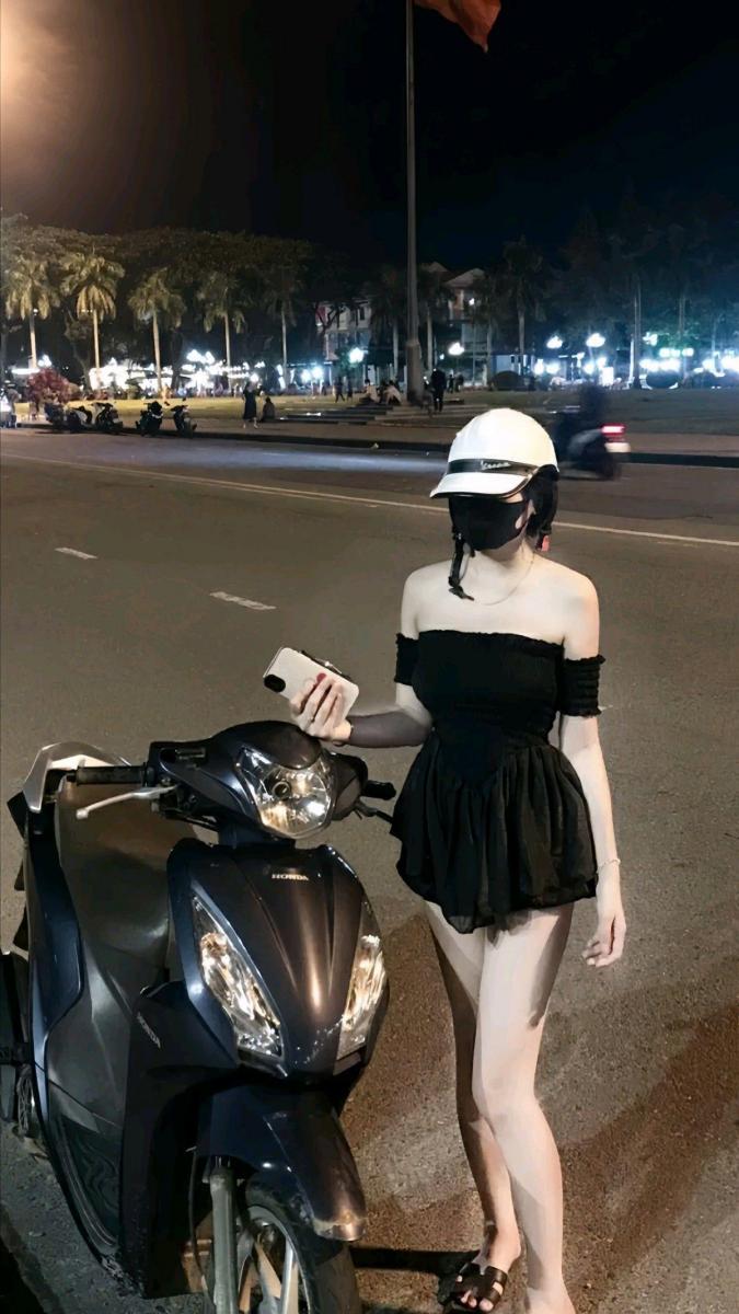 Ảnh gái xinh sexy nhảy trong chân váy ngắn