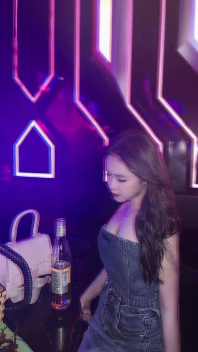 Gái Xinh Ngực To Đen Neon Vui Vẻ