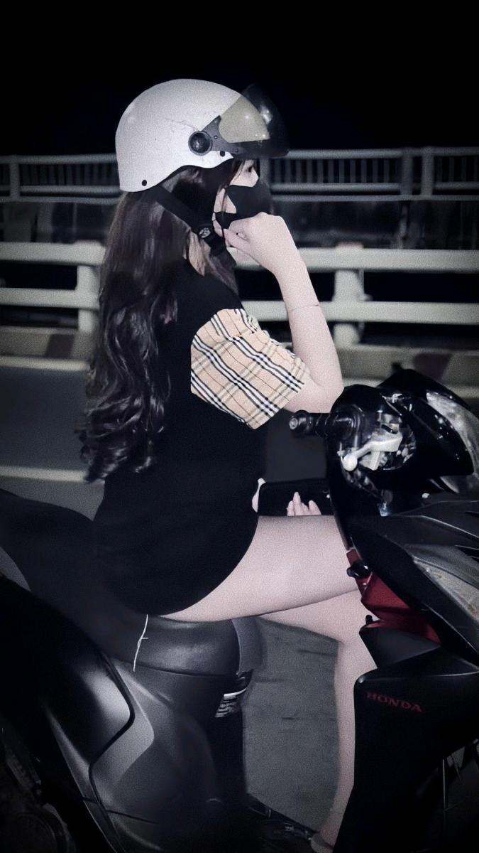 Gái xinh mu cao bên xe tay ga đẹp