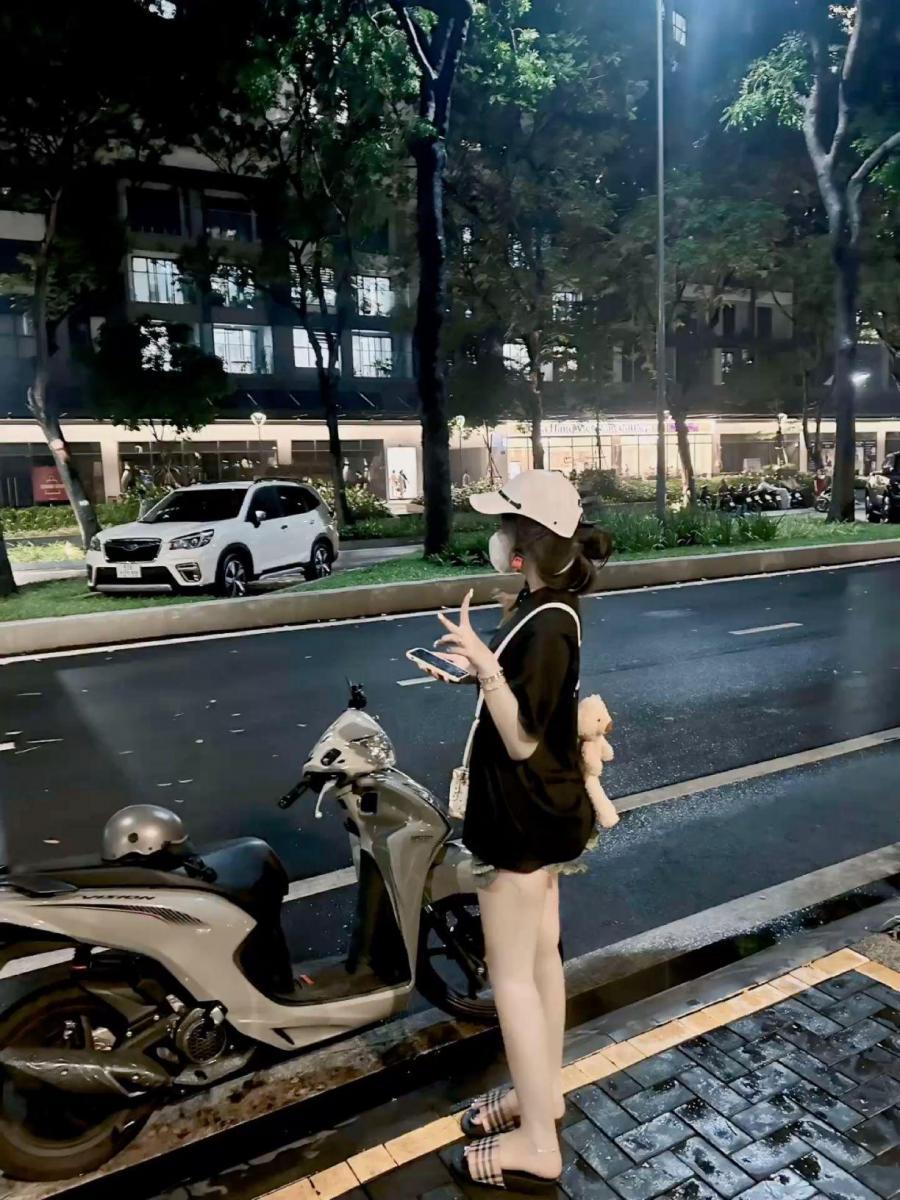 Gái Xinh Mặc Váy Ngủ Quyến Rũ Bên Xe Tay Ga