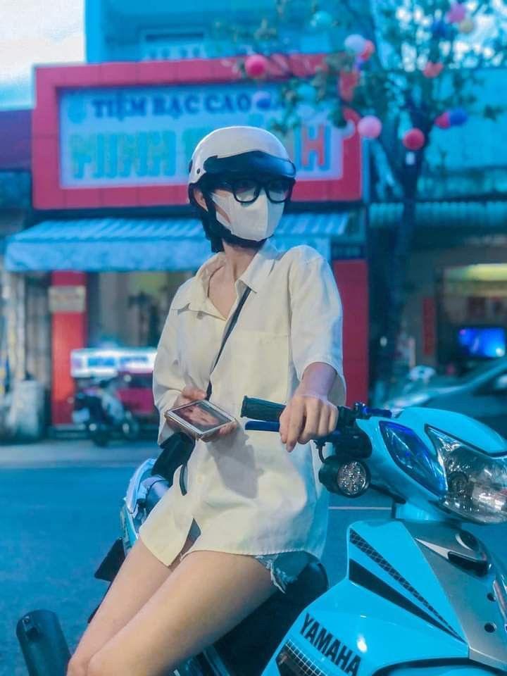 Gái xinh sexy bên xe tay ga đẹp
