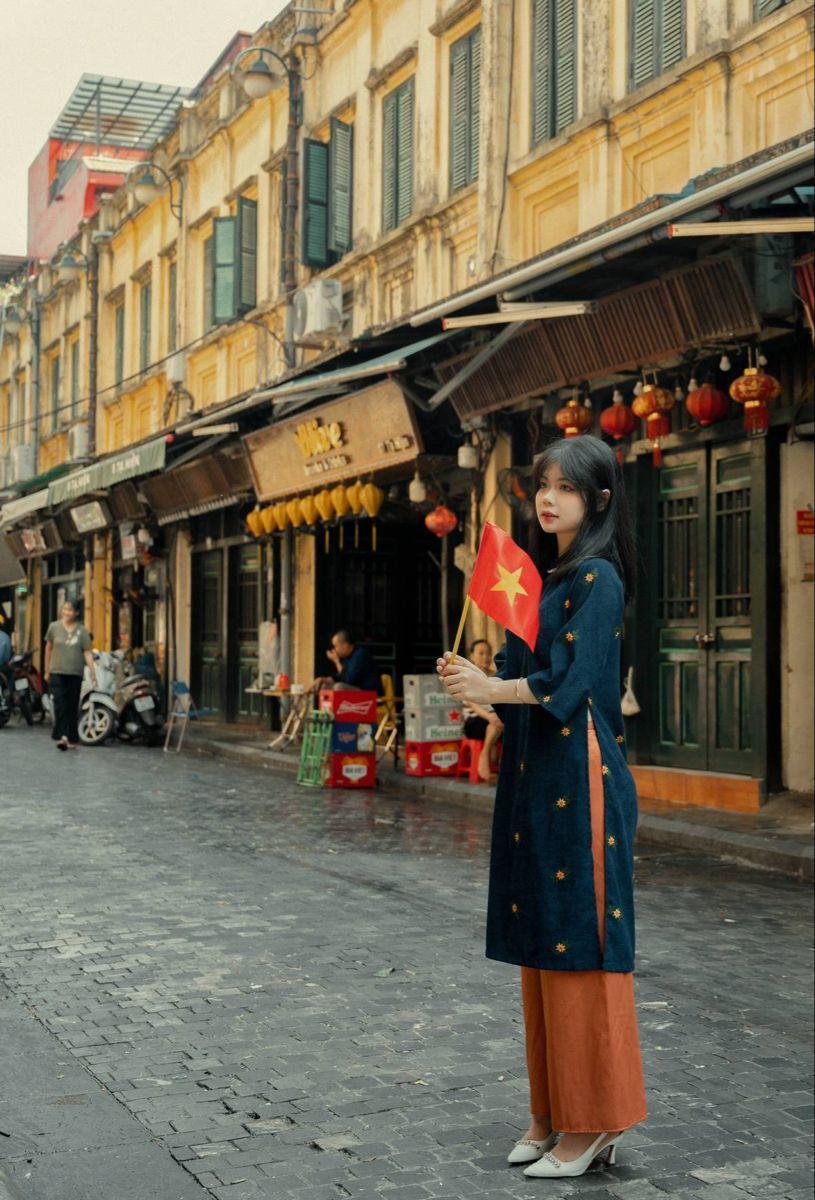 Ảnh gái xinh tiktok, ngực to đi bộ du lịch