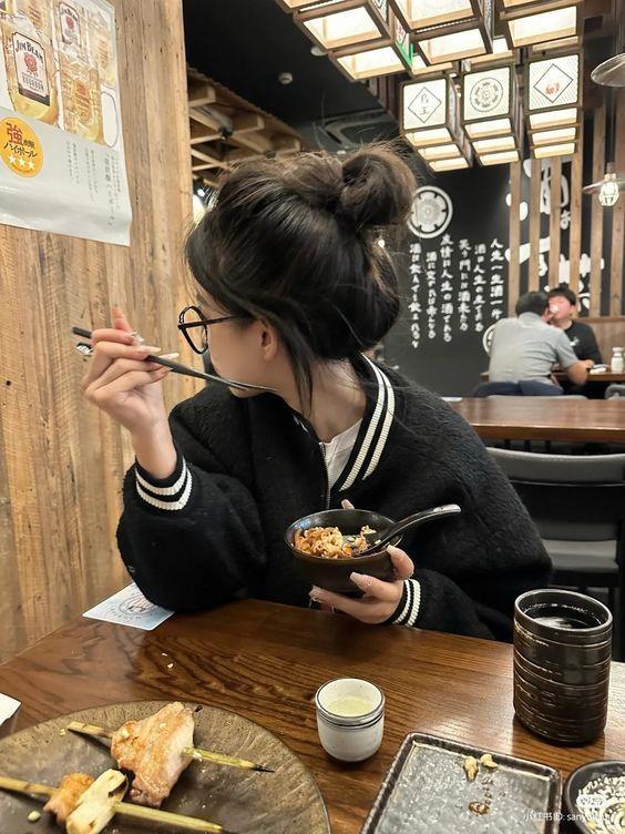 Ảnh gái xinh khoe hàng tại nhà hàng thoải mái