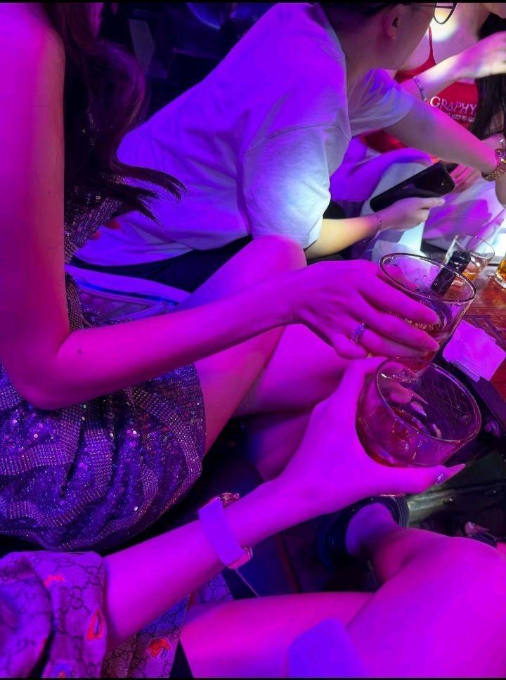 Ảnh vẽ gái xinh với nụ cười tươi tắn