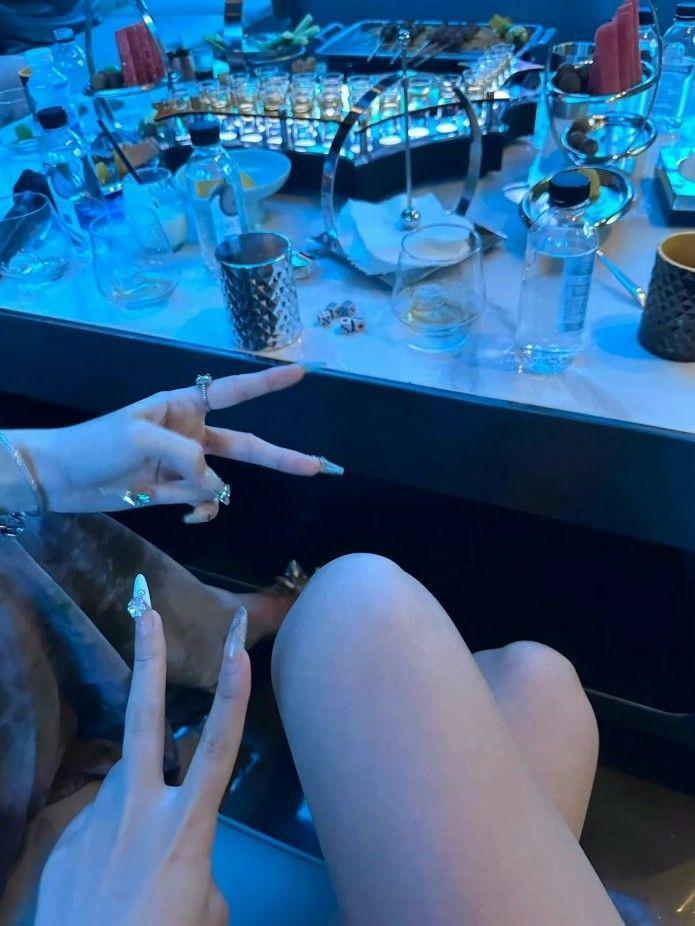 Ảnh gái xinh ở chuồng với ngực to và móng tay sơn đẹp