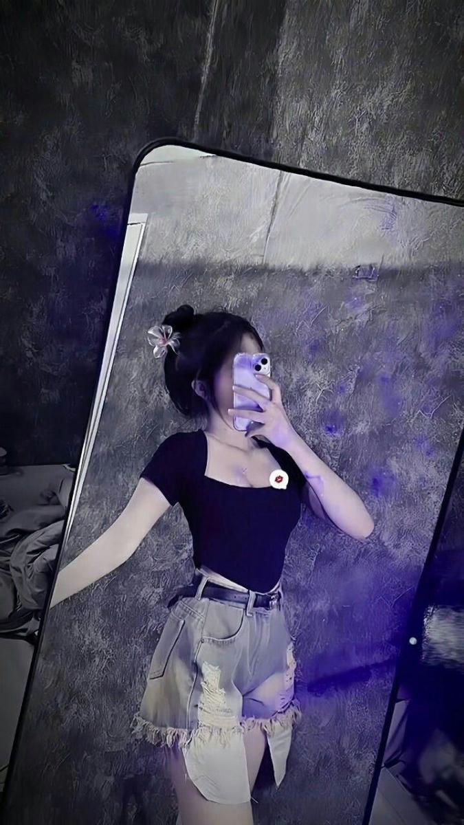 Ảnh nền đẹp gái xinh với ngực to và đùi thon