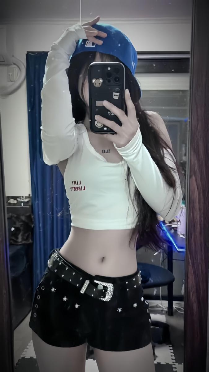 Gái xinh đuổi theo gái xinh to trong áo crop top