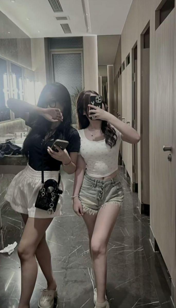 Gái Xinh Mặc Chân Váy Khoe Vẻ