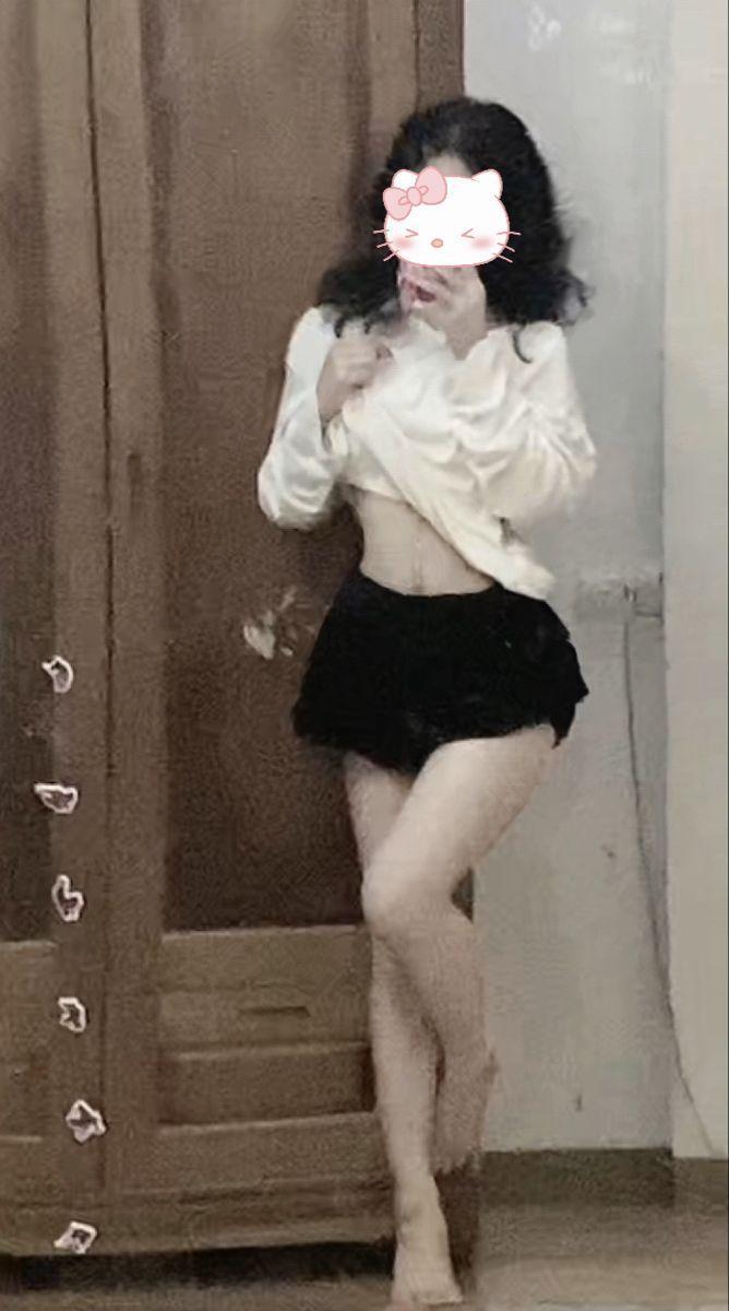 Ảnh gái xinh mặc chân váy, tóc ngắn cute và dáng ngon